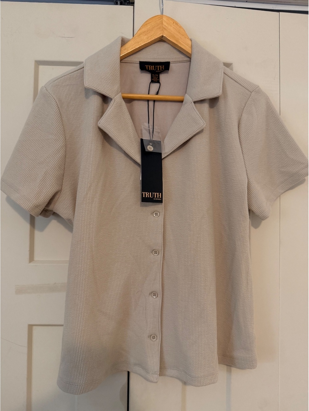 NWT Truth by Republic ran knit short sleeve button up top XL